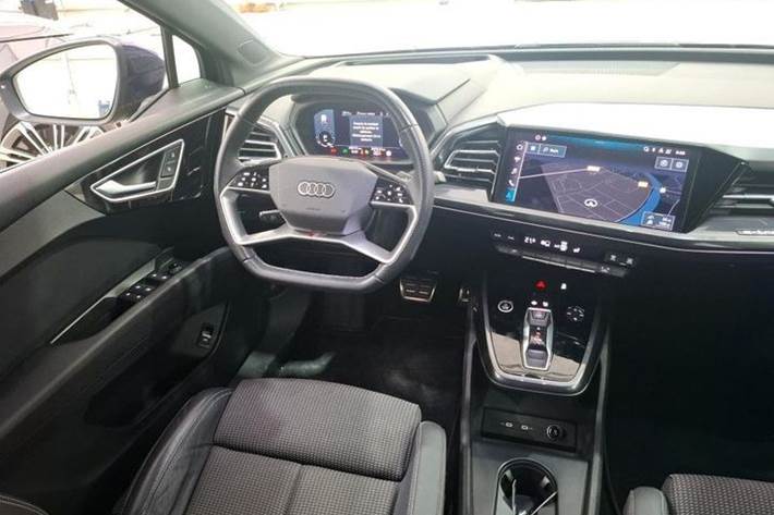 Blå Audi Q4 fra 2022