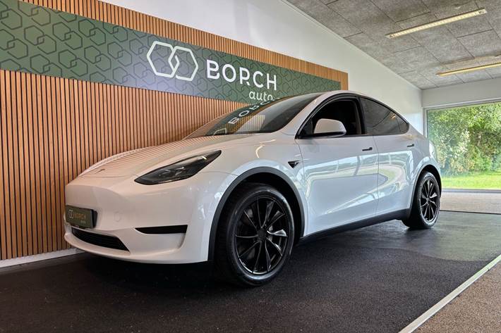Hvid Tesla Model Y fra 2023 set udefra