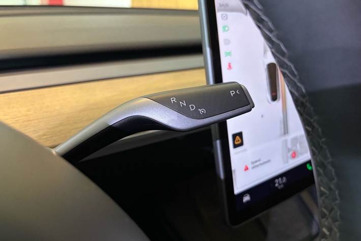 Hvid Tesla Model Y fra 2023