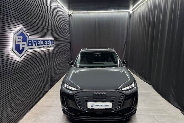 Grå Audi Q6 e-tron fra 2024