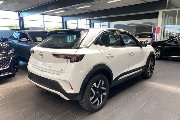 Hvid Opel Mokka-e fra 2024