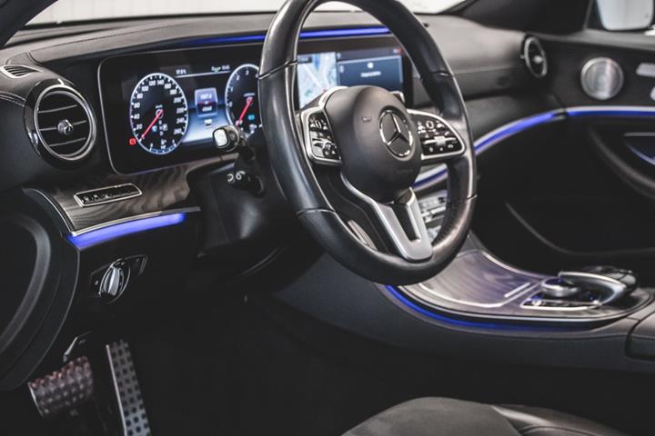 Grå Mercedes E300 de fra 2019