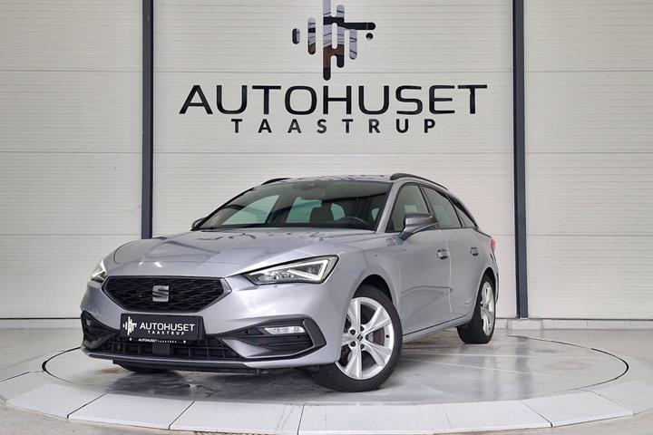 Sølv Seat Leon fra 2022 set udefra