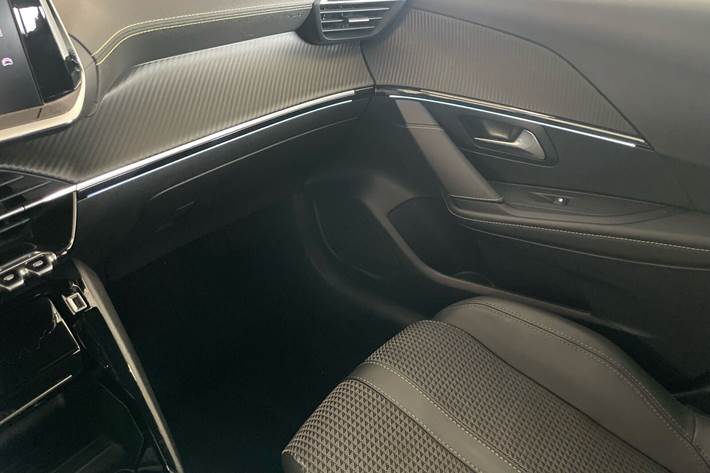 Sølv Peugeot e-208 fra 2023