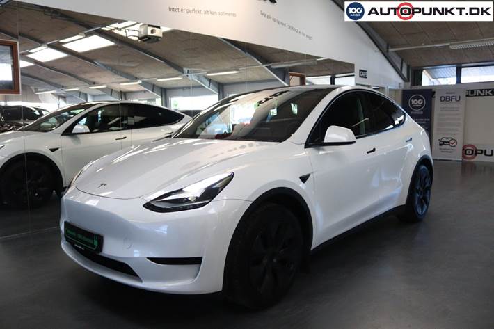 Hvid Tesla Model Y fra 2025