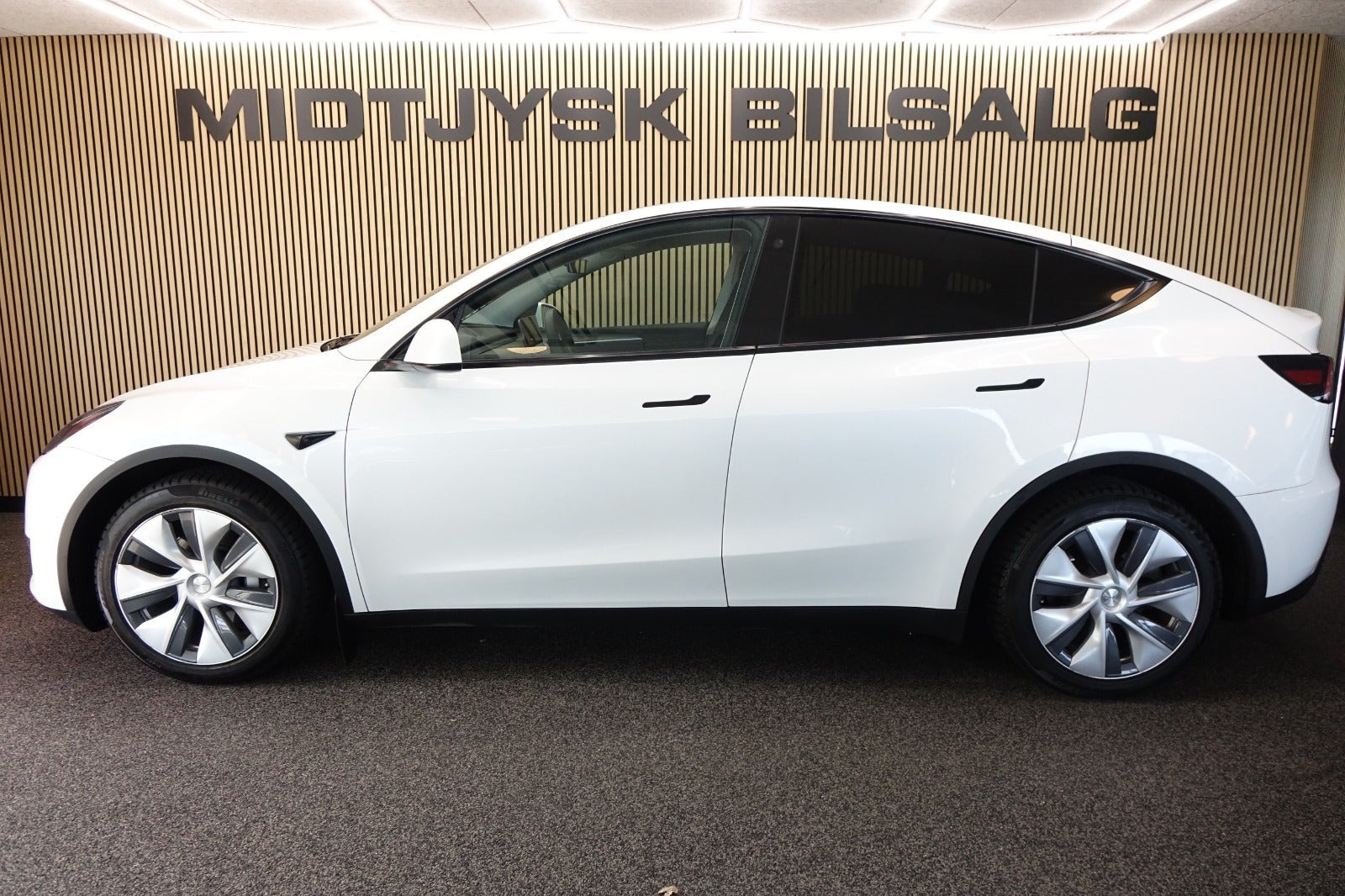 Hvid Tesla Model Y fra 2022