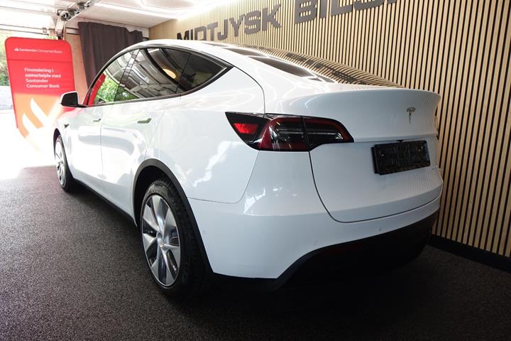 Hvid Tesla Model Y fra 2022
