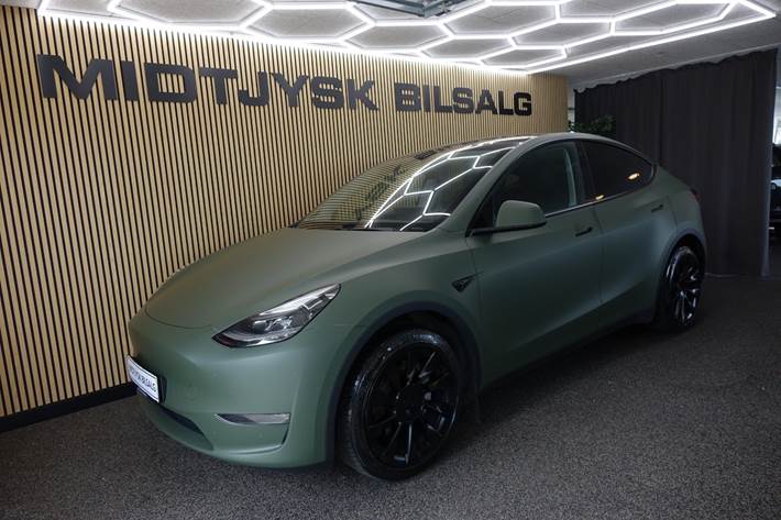 Grøn Tesla Model Y fra 2023
