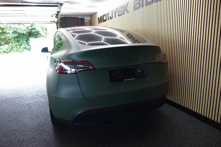 Grøn Tesla Model Y fra 2023