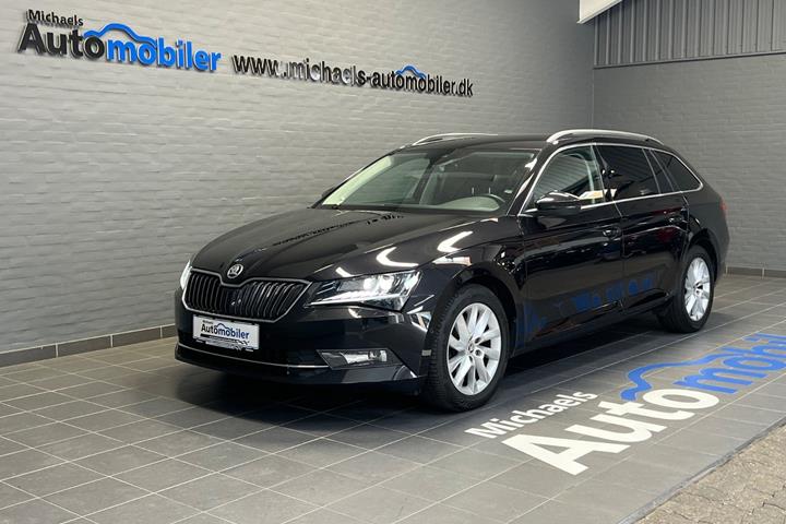 Sort Skoda Superb fra 2018 set udefra