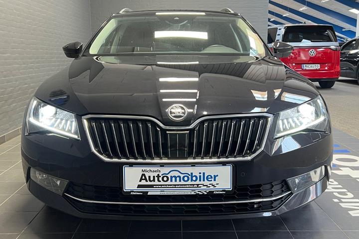 Sort Skoda Superb fra 2018