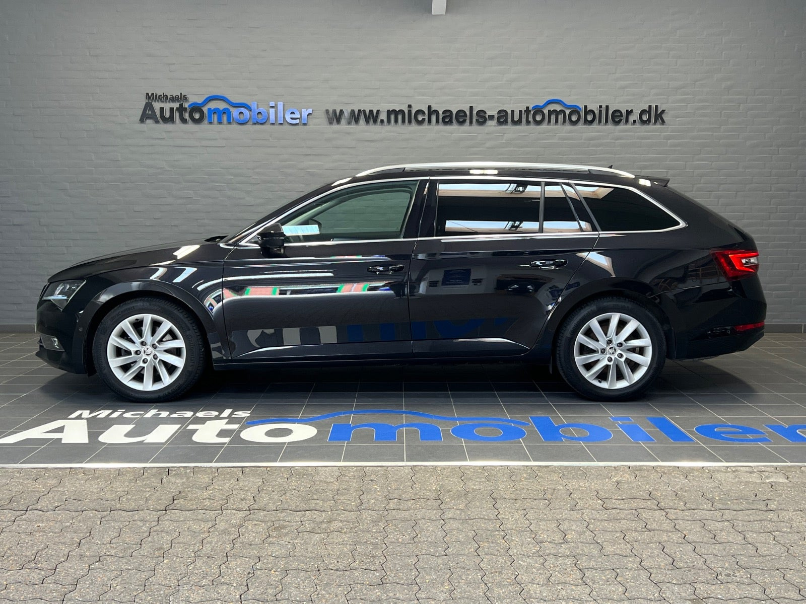 Sort Skoda Superb fra 2018