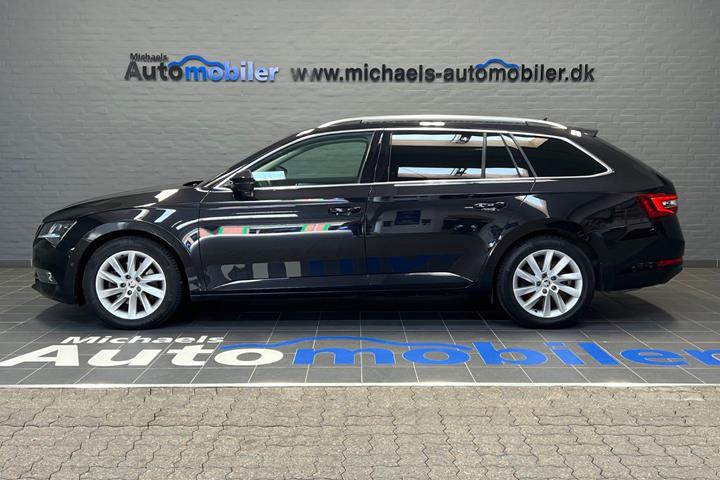 Sort Skoda Superb fra 2018