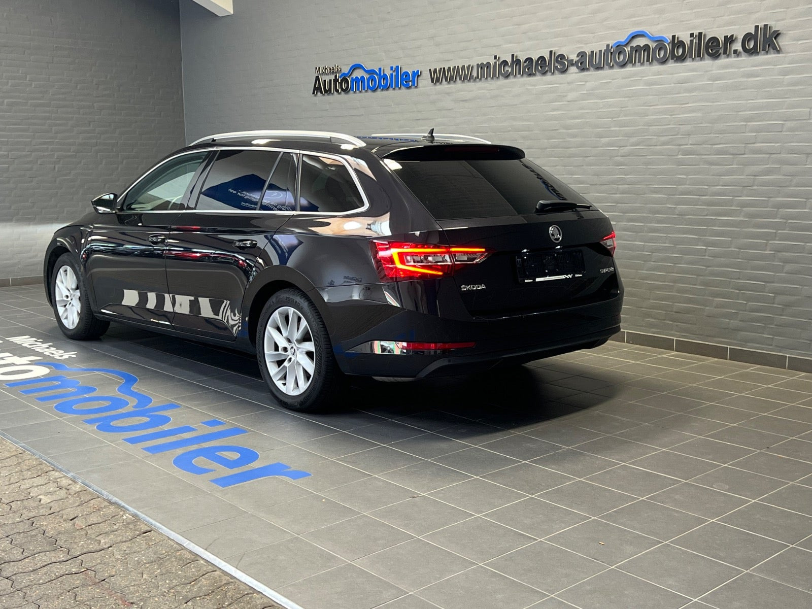 Sort Skoda Superb fra 2018