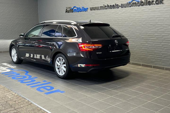 Sort Skoda Superb fra 2018