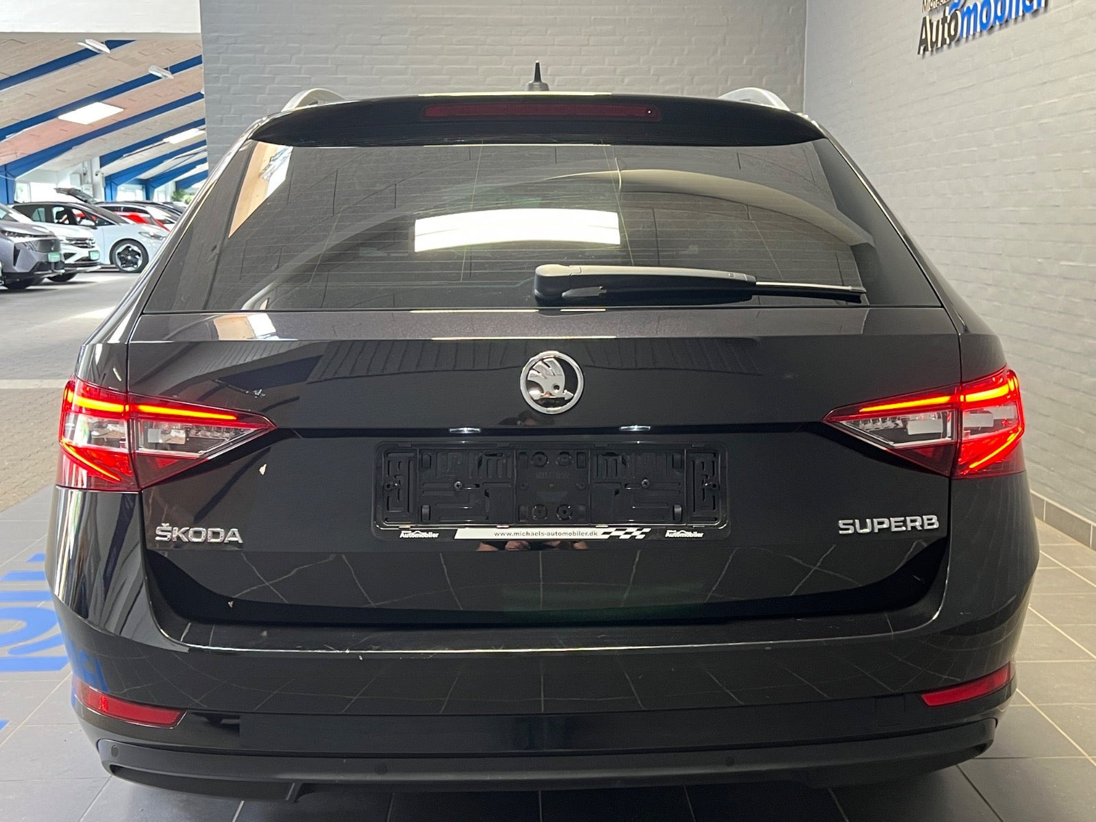 Sort Skoda Superb fra 2018