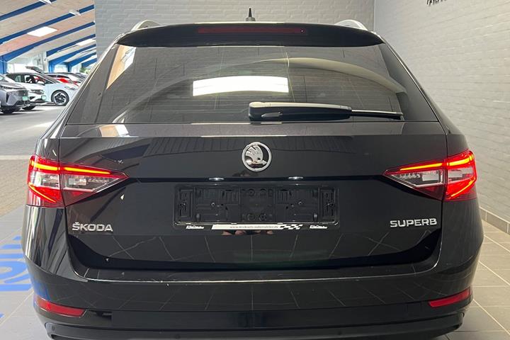 Sort Skoda Superb fra 2018