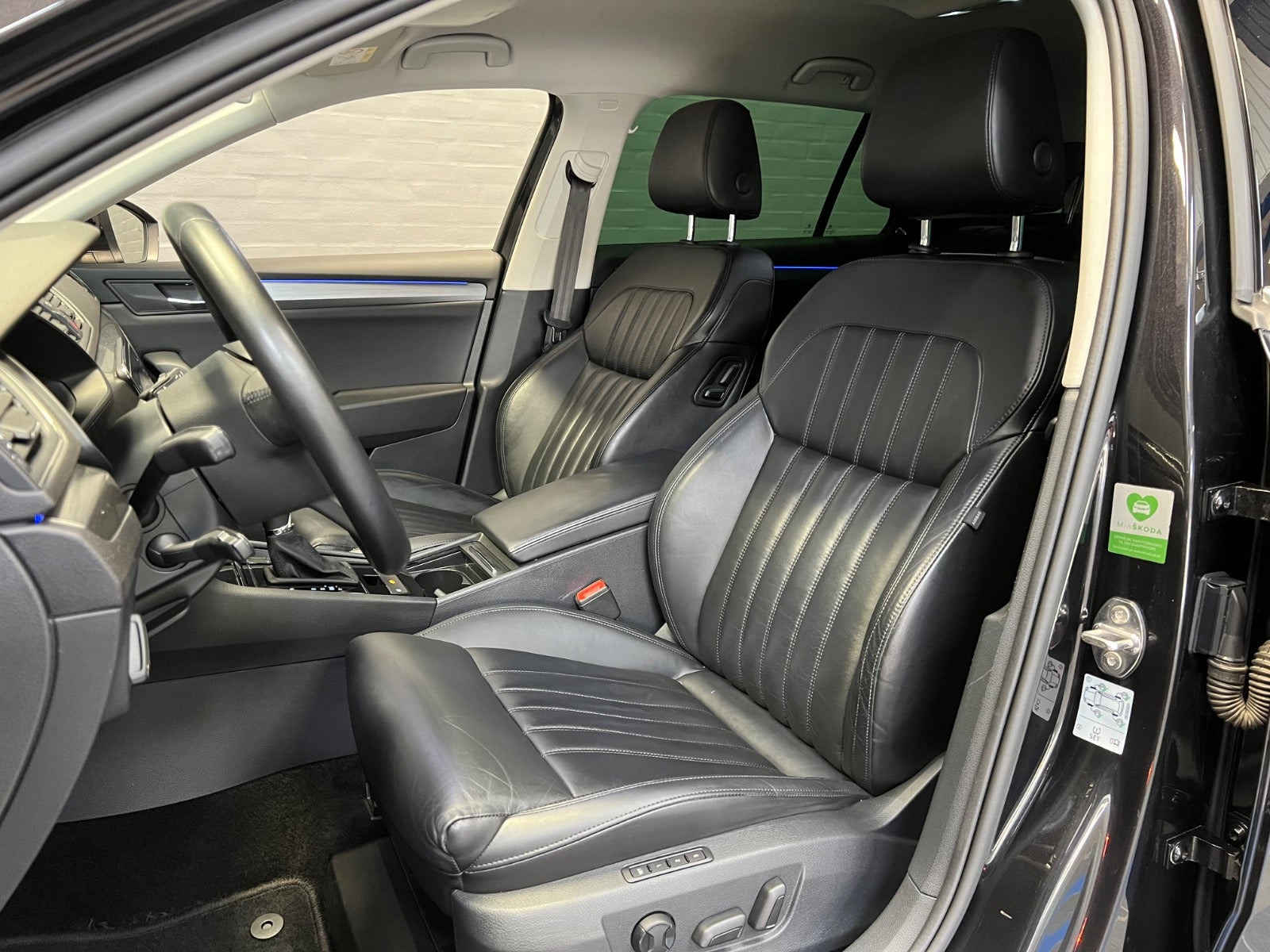 Sort Skoda Superb fra 2018
