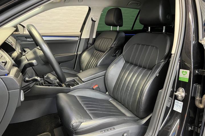 Sort Skoda Superb fra 2018