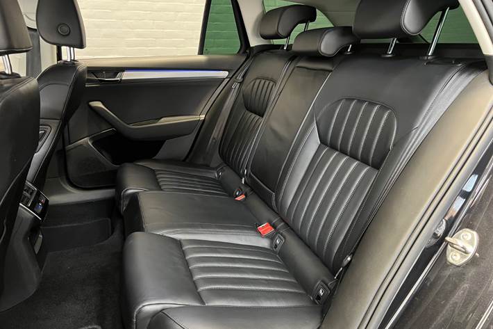 Sort Skoda Superb fra 2018