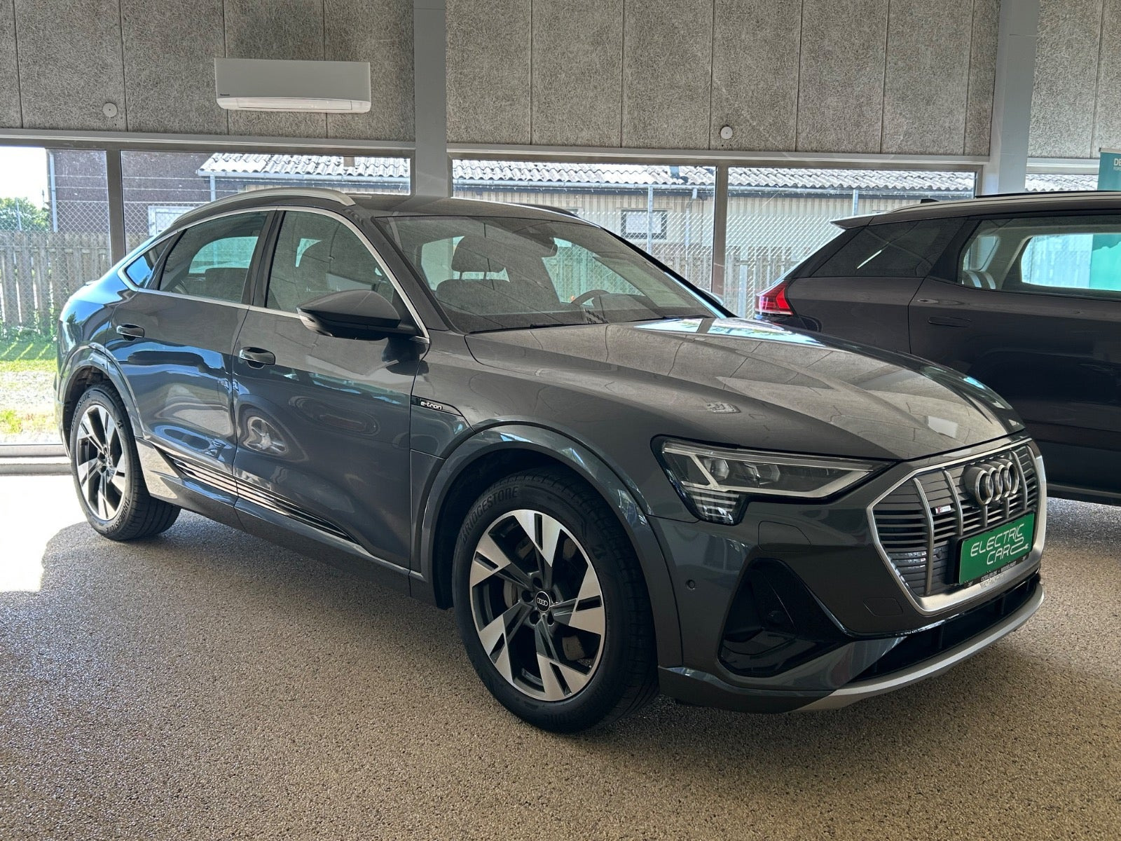 Grå Audi e-tron fra 2023