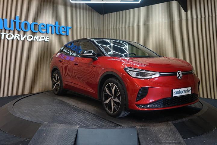 Rød VW ID.5 fra 2023 set udefra
