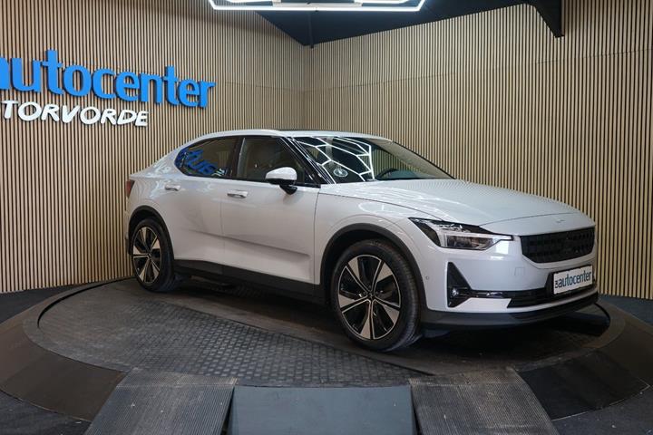 Grå Polestar 2 fra 2023 set udefra