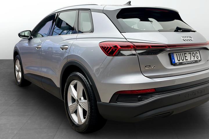 Sølv Audi Q4 e-tron fra 2022