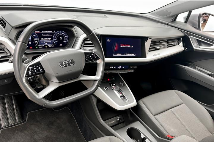 Sølv Audi Q4 e-tron fra 2022