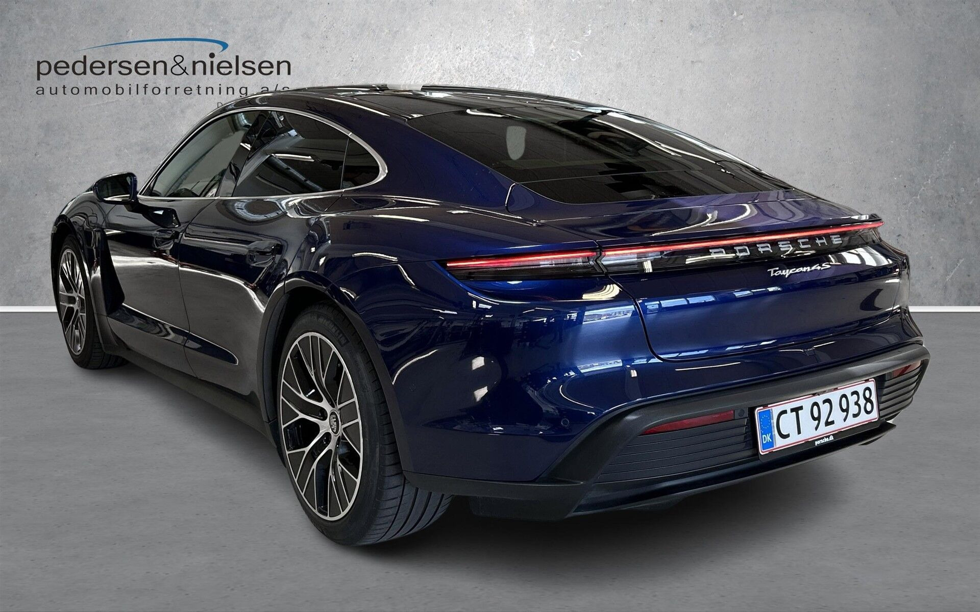 Blå Porsche Taycan fra 2020