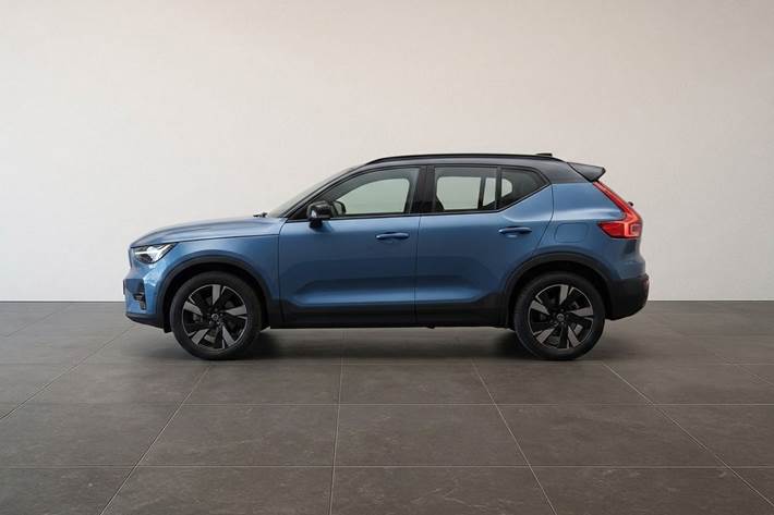 Blå Volvo XC40 fra 2023