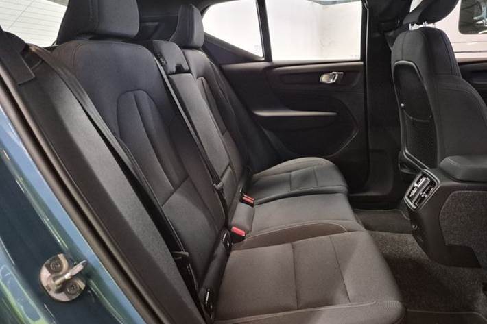 Blå Volvo XC40 fra 2023