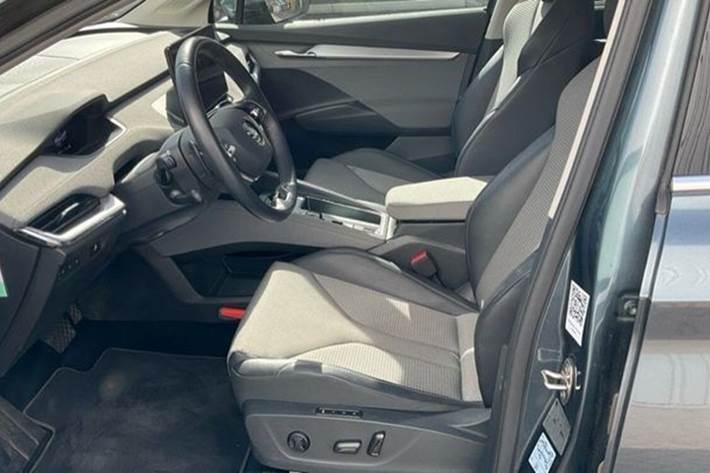 Grå Skoda Enyaq fra 2023