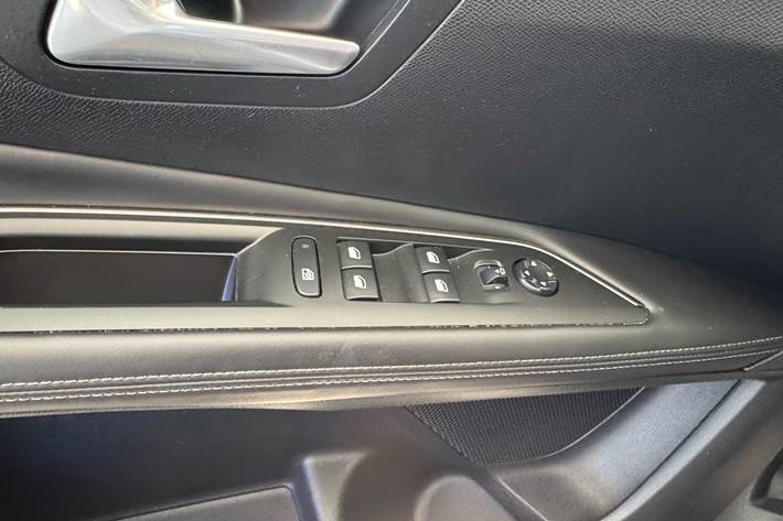 Grå Peugeot 3008 fra 2019