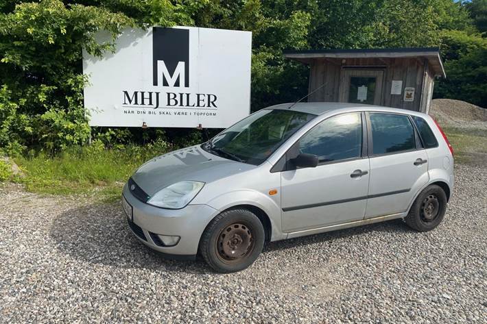 Grå Ford Fiesta fra 2004