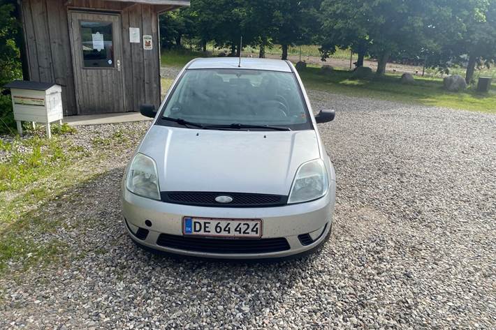 Grå Ford Fiesta fra 2004