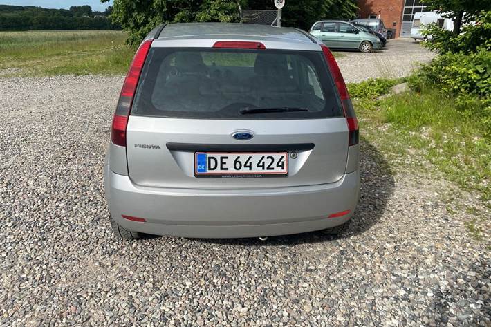 Grå Ford Fiesta fra 2004