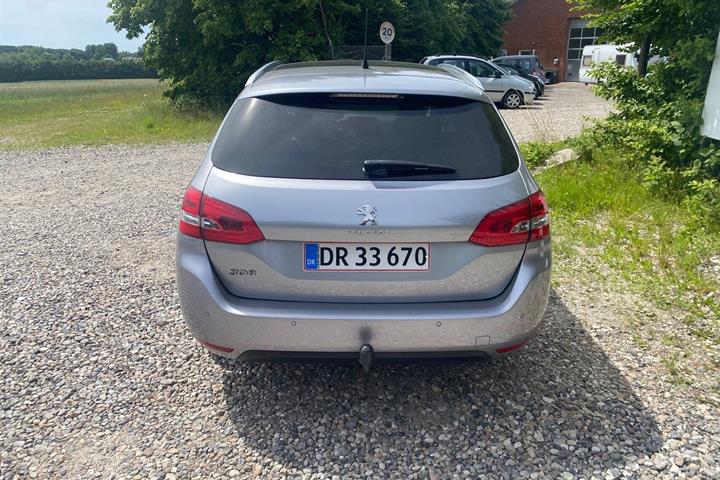 Grå Peugeot 308 fra 2018