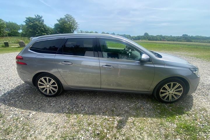 Grå Peugeot 308 fra 2018