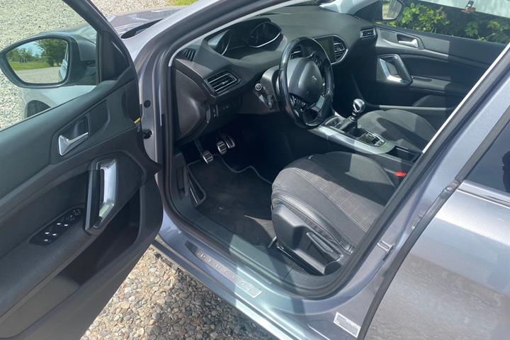 Grå Peugeot 308 fra 2018