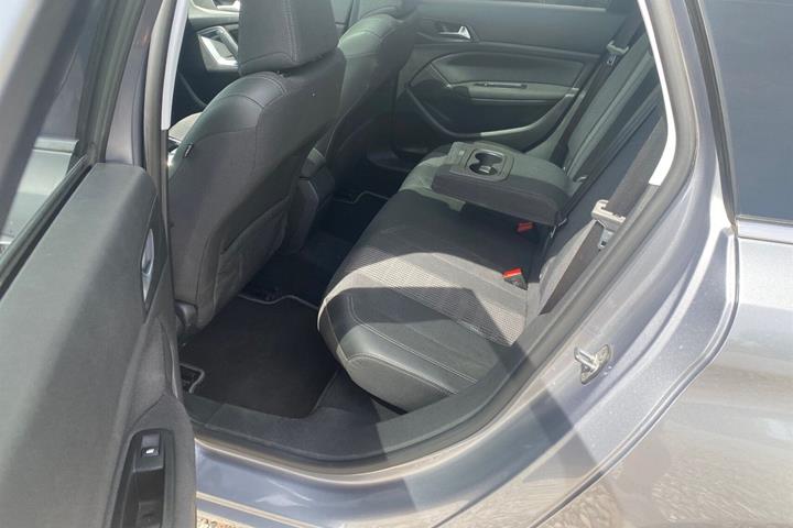 Grå Peugeot 308 fra 2018
