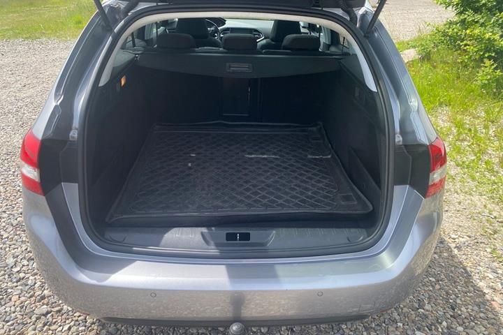 Grå Peugeot 308 fra 2018