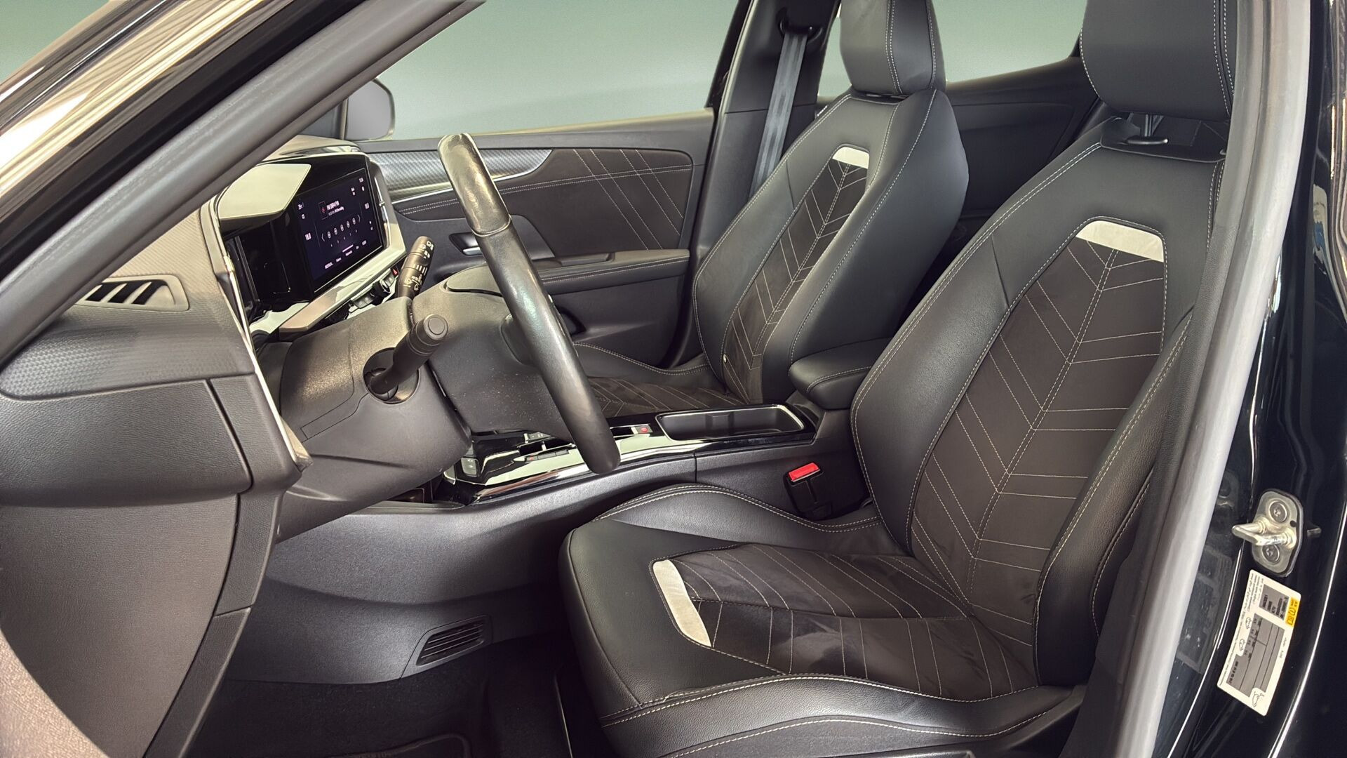 Sort Opel Mokka-e fra 2022