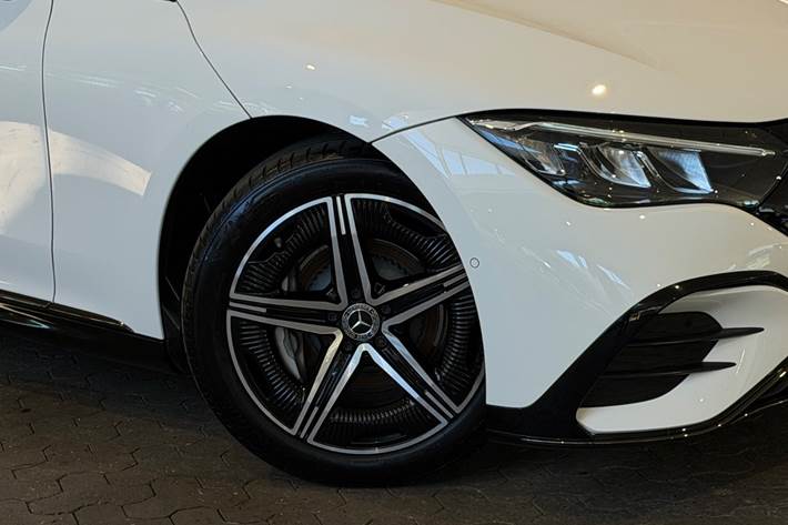 Hvid Mercedes EQE350 fra 2024