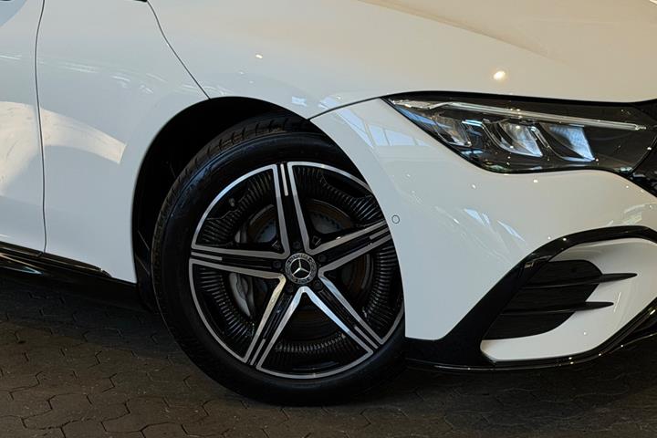 Hvid Mercedes EQE350 fra 2024