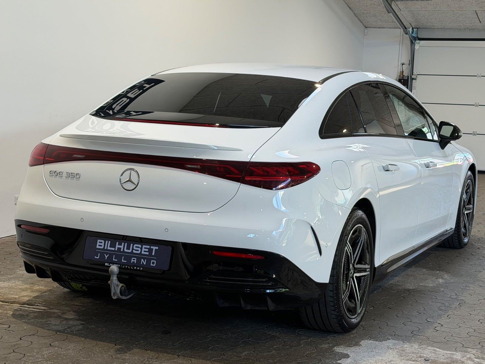 Hvid Mercedes EQE350 fra 2024
