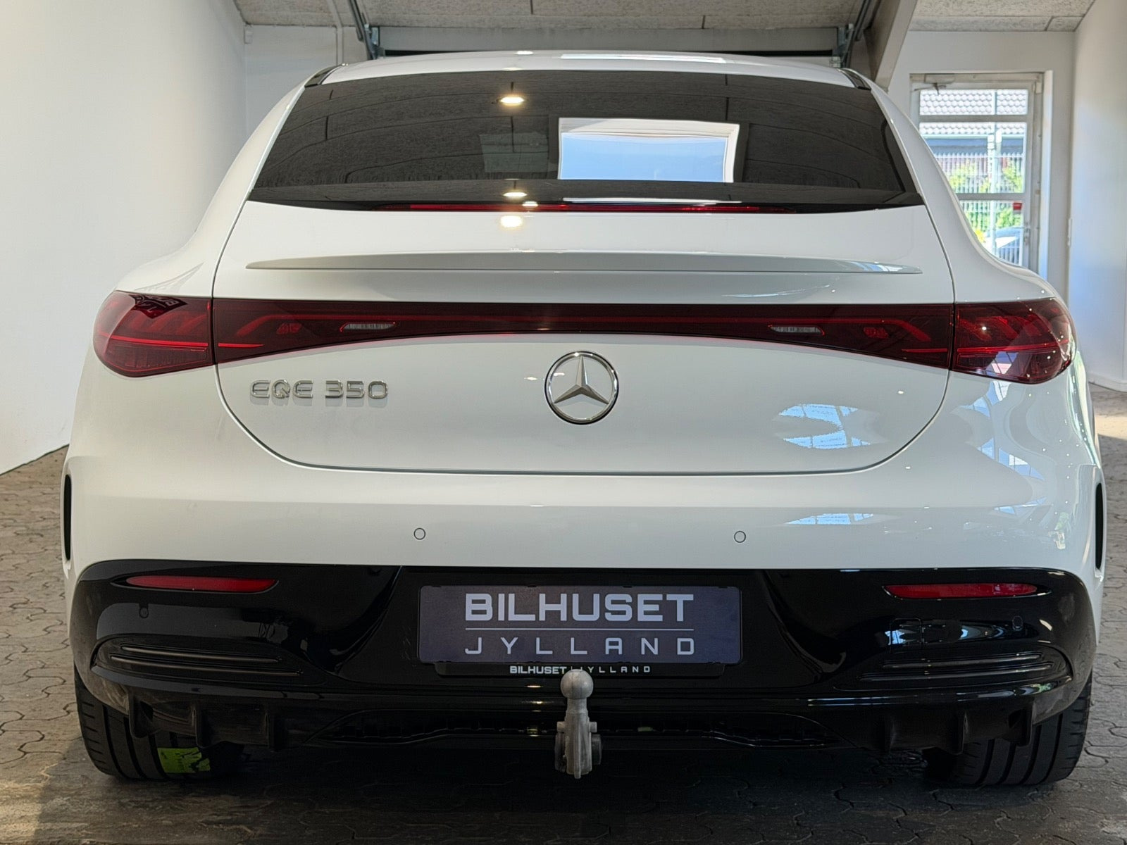 Hvid Mercedes EQE350 fra 2024