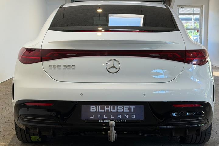 Hvid Mercedes EQE350 fra 2024