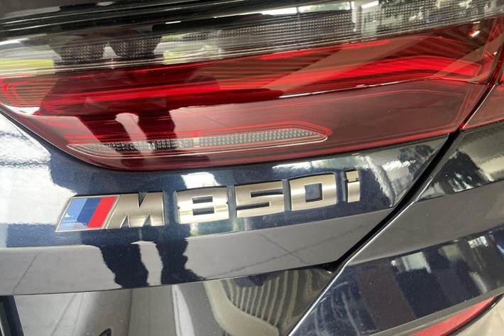 Sort BMW M850i fra 2020