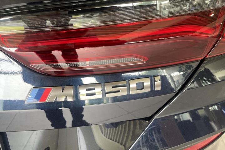 Sort BMW M850i fra 2020